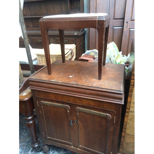 625 - A VINTAGE MAHOGANY GRAMOPHONE CABINET TOGETHER WITH A PIANO STOOL AND SMALL TABLE