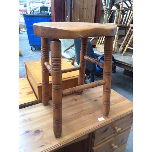 630 - A GOOD QUALITY ELM KITCHEN STOOL