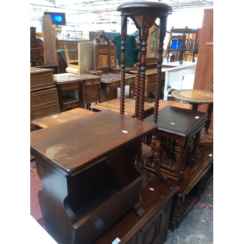 645 - A GOOD QUALITY MAHOGANY JARDINIERE STAND AND AN OAK MAGAZINE RACK