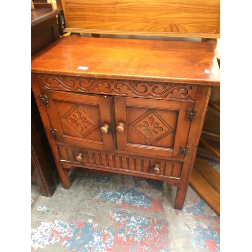 691 - A GOOD QUALITY OAK CABINET WITH TWO DOORS AND ONE DRAWER