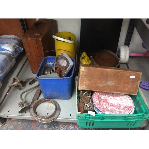 70 - A MIXED LOT TO INCLUDE VARIOUS SIZED CIRCULAR SAW BLADES, BALL AND PIN TOW HITCH, WOODEN BOX, PLATES... 