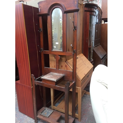 711 - AN EARLY 20TH CENTURY MAHOGANY HALL STAND WITH INNER GLOVE BOX AND CENTRE MIRROR