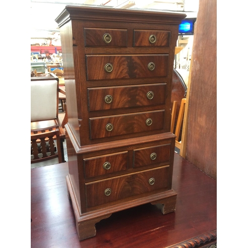 728 - A GOOD QUALITY GEORGIAN STYLE MINIATURE MAHOGANY CHEST OF EIGHT DRAWERS (MEASURING 30