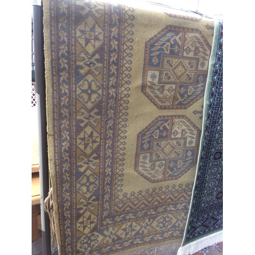 746A - A LARGE VINTAGE YELLOW PATTERNED RUG