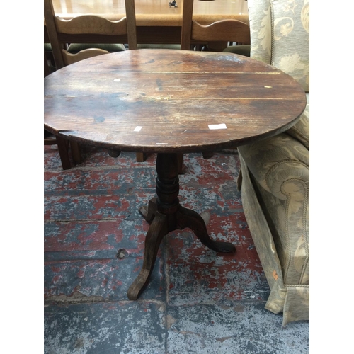 749 - AN ANTIQUE OAK TILT TOP TABLE