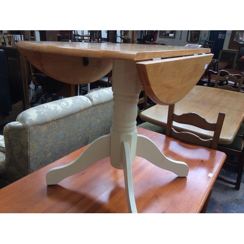 762 - AN OAK DROP LEAF KITCHEN TABLE ON WHITE PAINTED CENTRE PEDESTAL SUPPORT