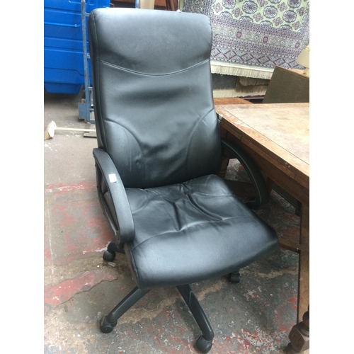 771 - A BLACK LEATHERETTE SWIVEL OFFICE CHAIR