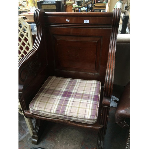 773 - A GOOD QUALITY SMALL MAHOGANY CHURCH PEW