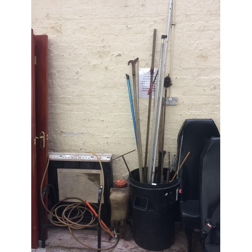 85 - A LARGE MIXED LOT TO INCLUDE PLASTIC WORK TRESTLE, BACKPACK MOUNTABLE PRESSURE SPRAYER, PLASTIC DUST... 