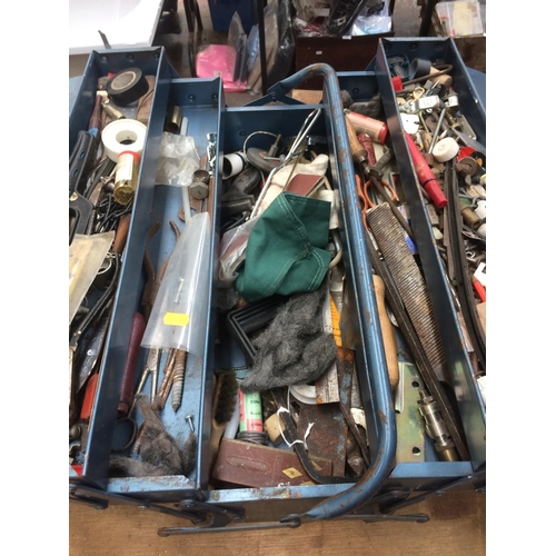 91 - A BLUE METAL CANTILEVER TOOL BOX CONTAINING FILES, ADJUSTABLE SPANNER, SCREWDRIVER, SPANNERS, CHISEL... 