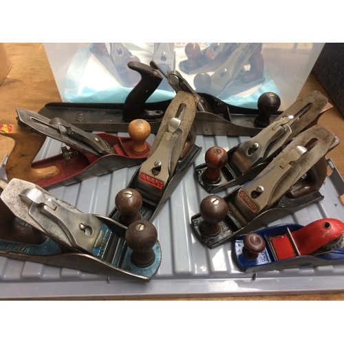 94 - A BOX CONTAINING A LARGE QUANTITY OF GOOD QUALITY WOOD PLANES TO INCLUDE BAILEY, STANLEY, RECORD, WO... 