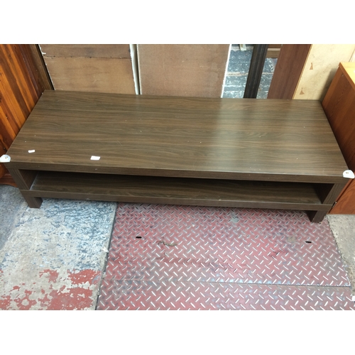 659 - A MAHOGANY EFFECT COFFEE TABLE