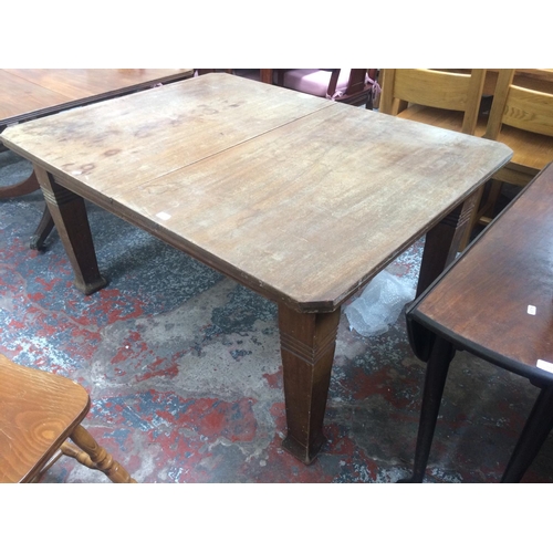 768A - A VICTORIAN MAHOGANY WIND OUT EXTENDING DINING TABLE, A SET OF FOUR MODERN OAK FARMHOUSE DINING CHAI... 