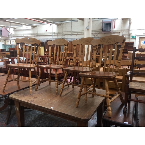 768A - A VICTORIAN MAHOGANY WIND OUT EXTENDING DINING TABLE, A SET OF FOUR MODERN OAK FARMHOUSE DINING CHAI... 