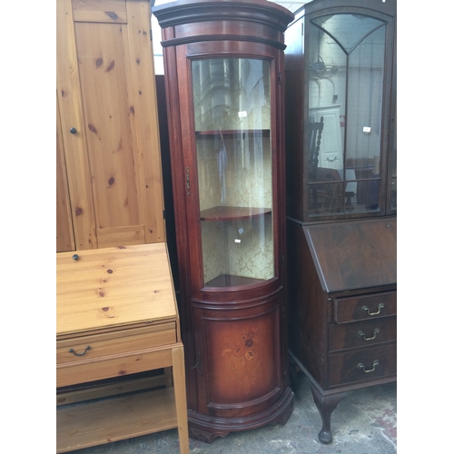 709 - A MAHOGANY FREE STANDING CORNER CABINET WITH ONE UPPER GLAZED DOOR, TWO INNER SHELVES AND ONE LOWER ... 