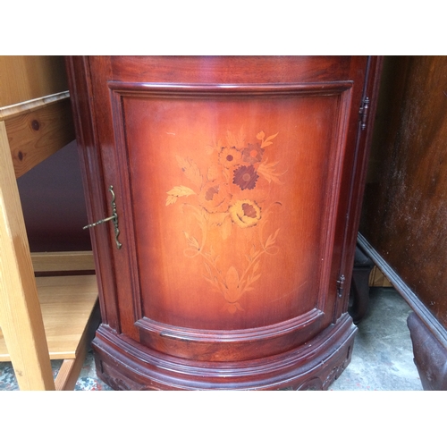 709 - A MAHOGANY FREE STANDING CORNER CABINET WITH ONE UPPER GLAZED DOOR, TWO INNER SHELVES AND ONE LOWER ... 