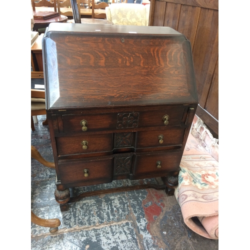 726 - A GOOD QUALITY VINTAGE OAK BUREAU WITH THREE DRAWERS AND FALL FRONT ON BALUSTER SUPPORTS