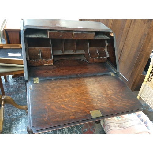 726 - A GOOD QUALITY VINTAGE OAK BUREAU WITH THREE DRAWERS AND FALL FRONT ON BALUSTER SUPPORTS