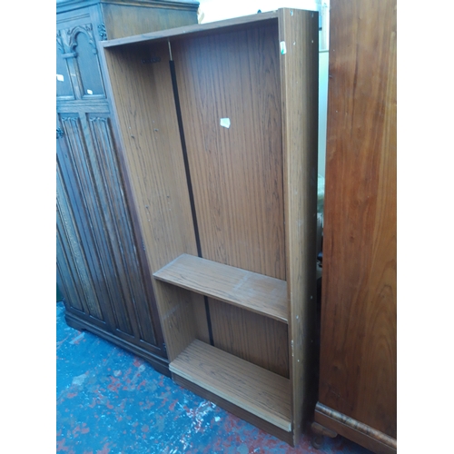 717a - A TEAK EFFECT FREE STANDING THREE TIER BOOKCASE