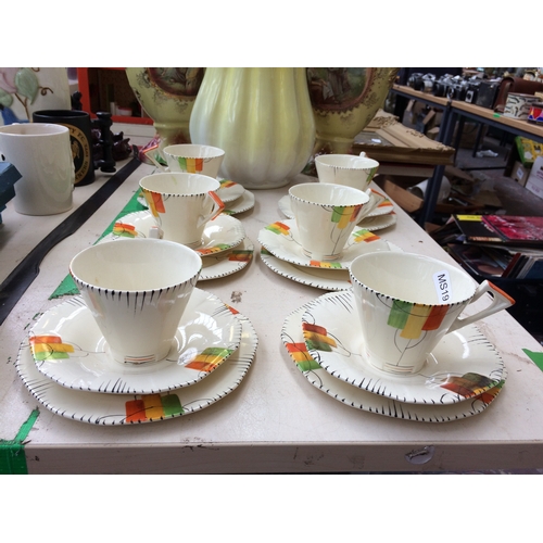 437A - AN 18 PIECE ART DECO TEA SET