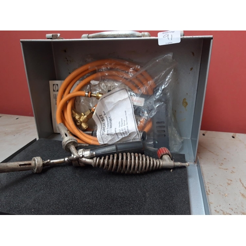 91 - TWO ITEMS TO INCLUDE A METAL CASED BLOW TORCH WITH HOSE AND REGULATOR AND 3.9 KG PROPANE GAS BOTTLE