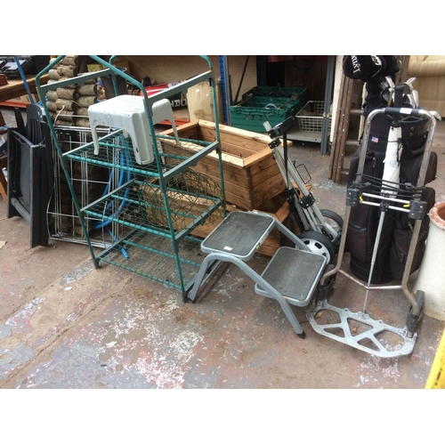 116 - A LARGE MIXED LOT TO INCLUDE A GREY METAL WORKSTEP, FOLDING SACK TRUCK, GREENHOUSE PLANT STAND, PLAS... 