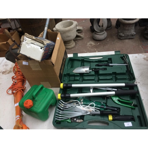 133 - A MIXED LOT TO INCLUDE CASED GARDENERS TOOL KIT, ORANGE FLYMO MINI TRIM ELECTRIC STRIMMER (W/O), VAR... 