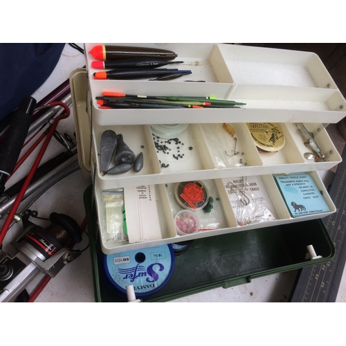 135 - A SELECTION OF FISHING EQUIPMENT TO INCLUDE PLASTIC TACKLE BOX CONTAINING FLOATS, WEIGHTS, HOOKS ETC... 