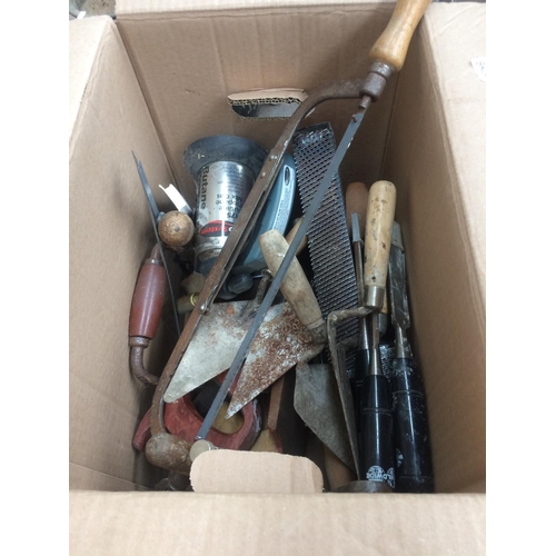 139 - A BOX CONTAINING WORLDWIDE WOOD CHISELS, POINTING TROWELS, DRILL BRACE, MOLE STYLE GRIPS ETC