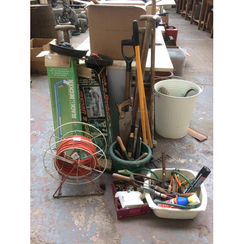 140 - A MIXED LOT TO INCLUDE BLACK & DECKER ELECTRIC STRIMMER, GARDENING HAND TOOLS, EXTENSION LEAD, SWISS... 