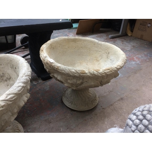 154 - A LARGE RECONSTITUTED STONE ACANTHUS LEAF DESIGN PEDESTAL URN GARDEN PLANTER