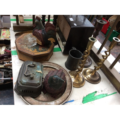 302 - A COLLECTION OF MIXED ITEMS INCLUDE VINTAGE PHILIPS BAKELITE RADIO, BRASS CANDLESTICKS, PEWTER TANKA... 