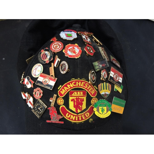 326 - A COLLECTION OF MANCHESTER UNITED EPHEMERA TO INCLUDE CAP WITH BADGES AND MATCHDAY PROGRAMMES