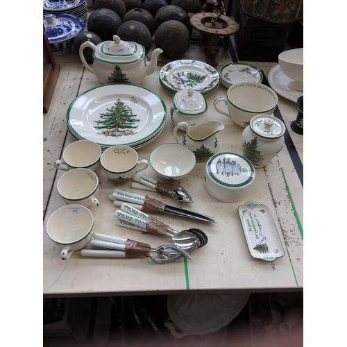 331 - A 28 PIECE SPODE CHRISTMAS TREE DINNER SERVICE