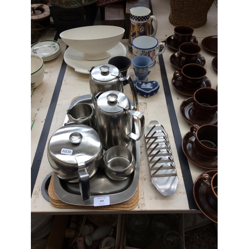 332 - A COLLECTION OF MIXED ITEMS TO INCLUDE OLD HALL STAINLESS STEEL TEA SET WITH TOAST RACK, TWO WEDGWOO... 