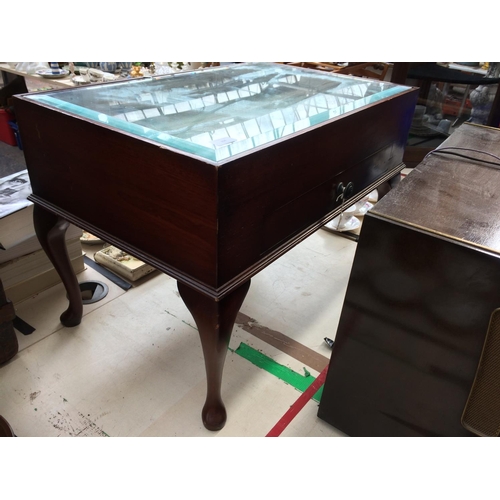 334 - A MAHOGANY GLASS TOP DISPLAY CABINET ON CABRIOLE SUPPORTS