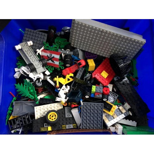 338 - A BOX CONTAINING VARIOUS LEGO