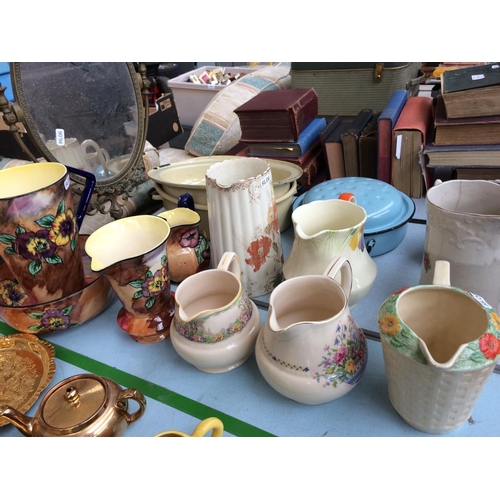 360 - A COLLECTION OF MIXED ITEMS TO INCLUDE TEN VARIOUS JUGS, TWO ENAMEL KITCHEN PANS AND A BRASS FRAMED ... 