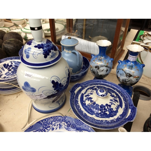 366 - A COLLECTION OF CERAMICS TO INCLUDE OLD WILLOW PATTERN CHINA, SPODE CHINA, WILLOW CHINA, ROYAL DOULT... 