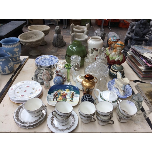 376 - A LARGE COLLECTION OF MIXED ITEMS TO INCLUDE FIGURINES, GLASSWARE, TEA SET, BESWICK COLLECTORS PLATE... 