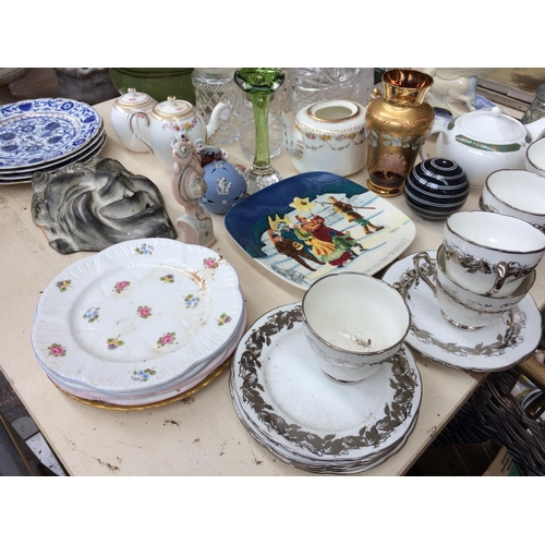 376 - A LARGE COLLECTION OF MIXED ITEMS TO INCLUDE FIGURINES, GLASSWARE, TEA SET, BESWICK COLLECTORS PLATE... 