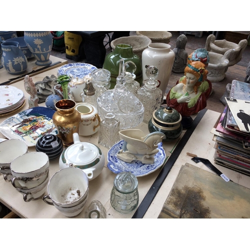 376 - A LARGE COLLECTION OF MIXED ITEMS TO INCLUDE FIGURINES, GLASSWARE, TEA SET, BESWICK COLLECTORS PLATE... 