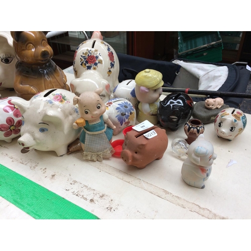 389 - A COLLECTION OF CERAMIC PIGGY BANKS