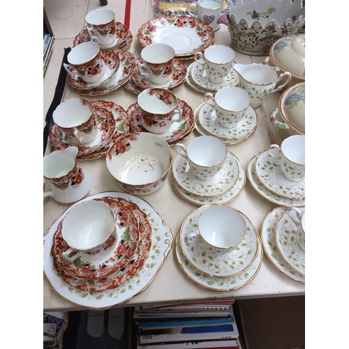 390 - A COLLECTION OF CERAMICS TO INCLUDE A 20 PIECE GROSVENOR TEA SET, 22 PIECE VINTAGE CHINA TEA SET, RO... 