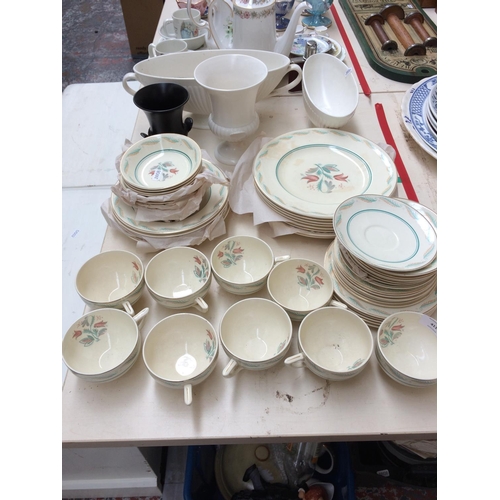 411 - A COLLECTION OF CERAMICS TO INCLUDE FOUR MIXED PIECES OF WEDGWOOD AND A WEDGWOOD FANFARE TEA SET