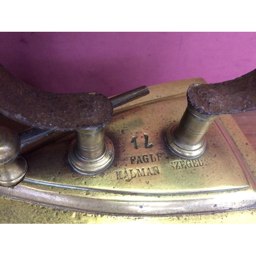 419 - A VINTAGE METAL PESTLE AND MORTAR AND A VINTAGE BRASS IRON