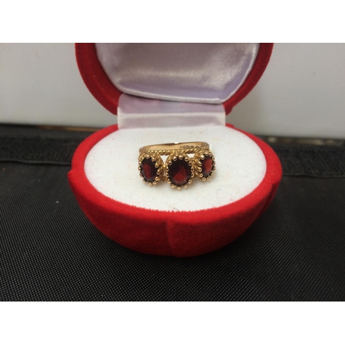 464 - A 9CT GOLD GARNET TRIO RING - SIZE N