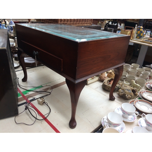 334 - A MAHOGANY GLASS TOP DISPLAY CABINET ON CABRIOLE SUPPORTS