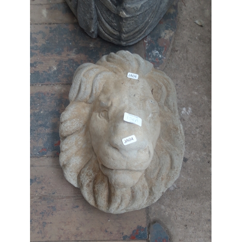 156A - A LION DESIGN WALL MOUNTABLE GARDEN ORNAMENT