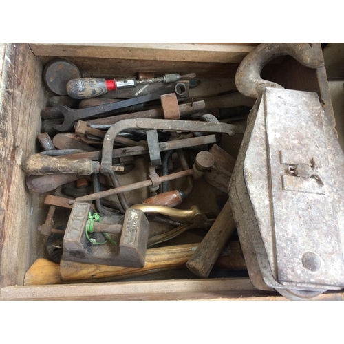 114 - A WOODEN BOX CONTAINING A LARGE HEAVY DUTY PULLEY BLOCK HOOK, 7LB WEIGHT, DRILL BRACE, SPANNERS, LUM... 